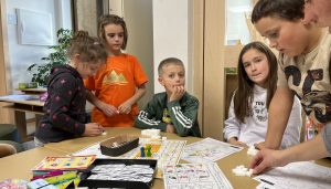 Kinder beim Experimentieren mit Zuckerwürfeln