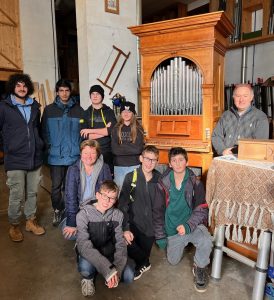 Die Schüler*innen der 3. Klasse Mittelschule Laurein, ihre Lehrpersonen aus Technik und Musik sowie der Orgelbauer Giorgio Carrara