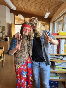 Die Lehrpersonen sind als Hippies verkleidet