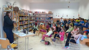 Schüler*innen bei einer Autorenlesung in der öffentlichen Bibliothek von Laurein